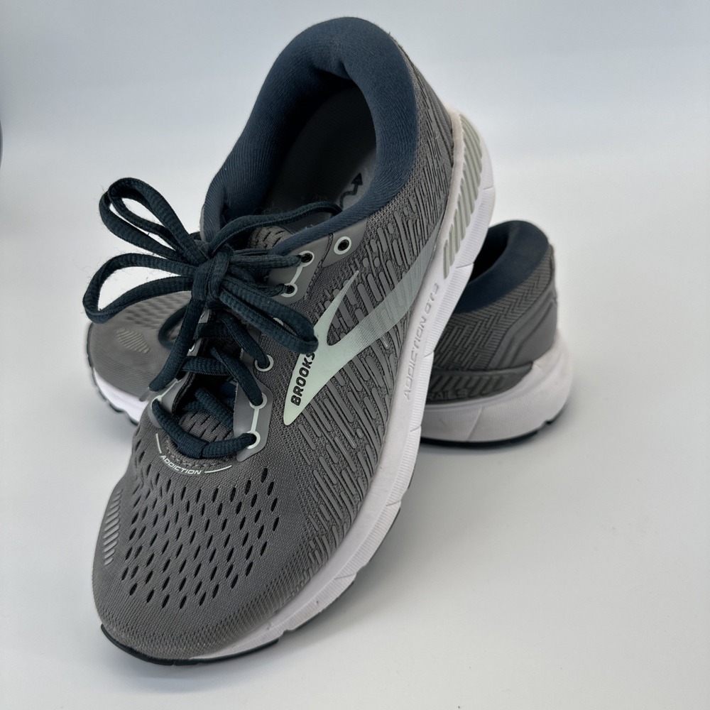Brooks Addiction 15 (size 7) gray & team running sneakers